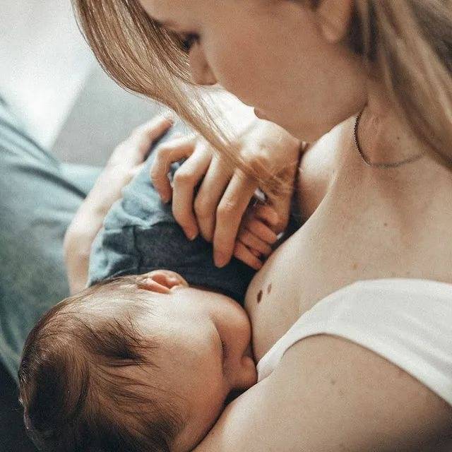 Счастливое материнство: 21 фото самого трогательного момента единения матери и ребенка