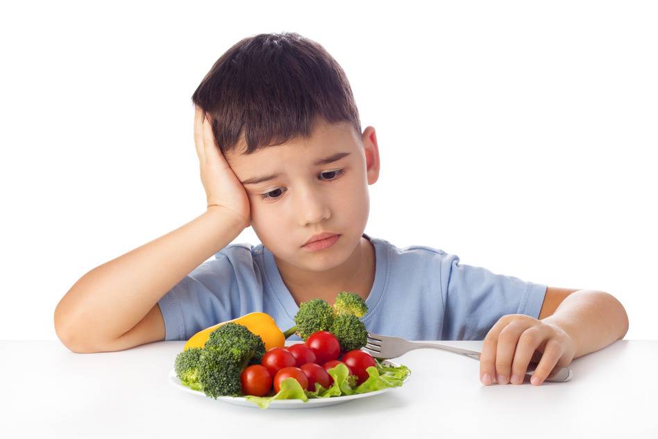 Не люблю и не ем овощи. Мальчик не хочет есть овощи. Мальчик ест. Овощи для детей. Мальчик ест овощи.