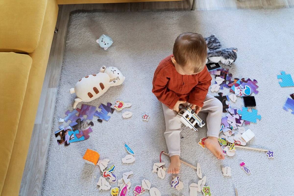 Игрушки сломаны замасленный фартук. Сломанная игрушка. Ребенок ломает игрушки. Ребенок сломал игрушку. Рискованный ребёнок.