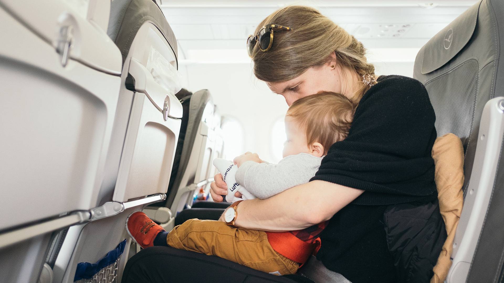 Перелет с грудничком на самолете: что нужно знать