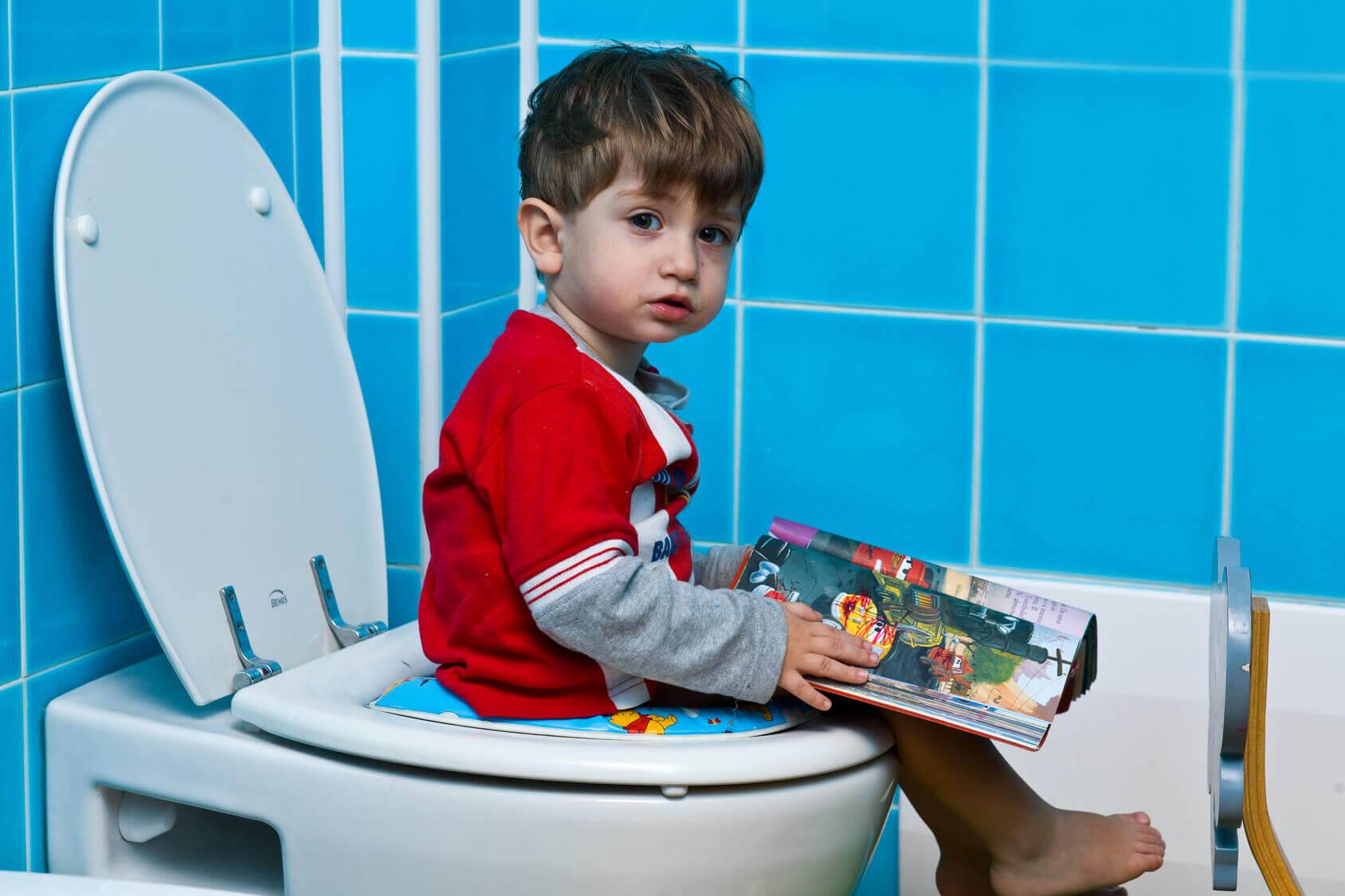 Ребенок боится какать (ходить в туалет по-большому): что делать?