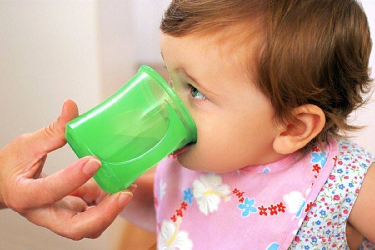 Новорожденный ребенок пить воду. Ребенок пьет из чашки. Ребенок пьет из кружки. Ребенок пьет из поильника. Ребенок пьет из крвшки.
