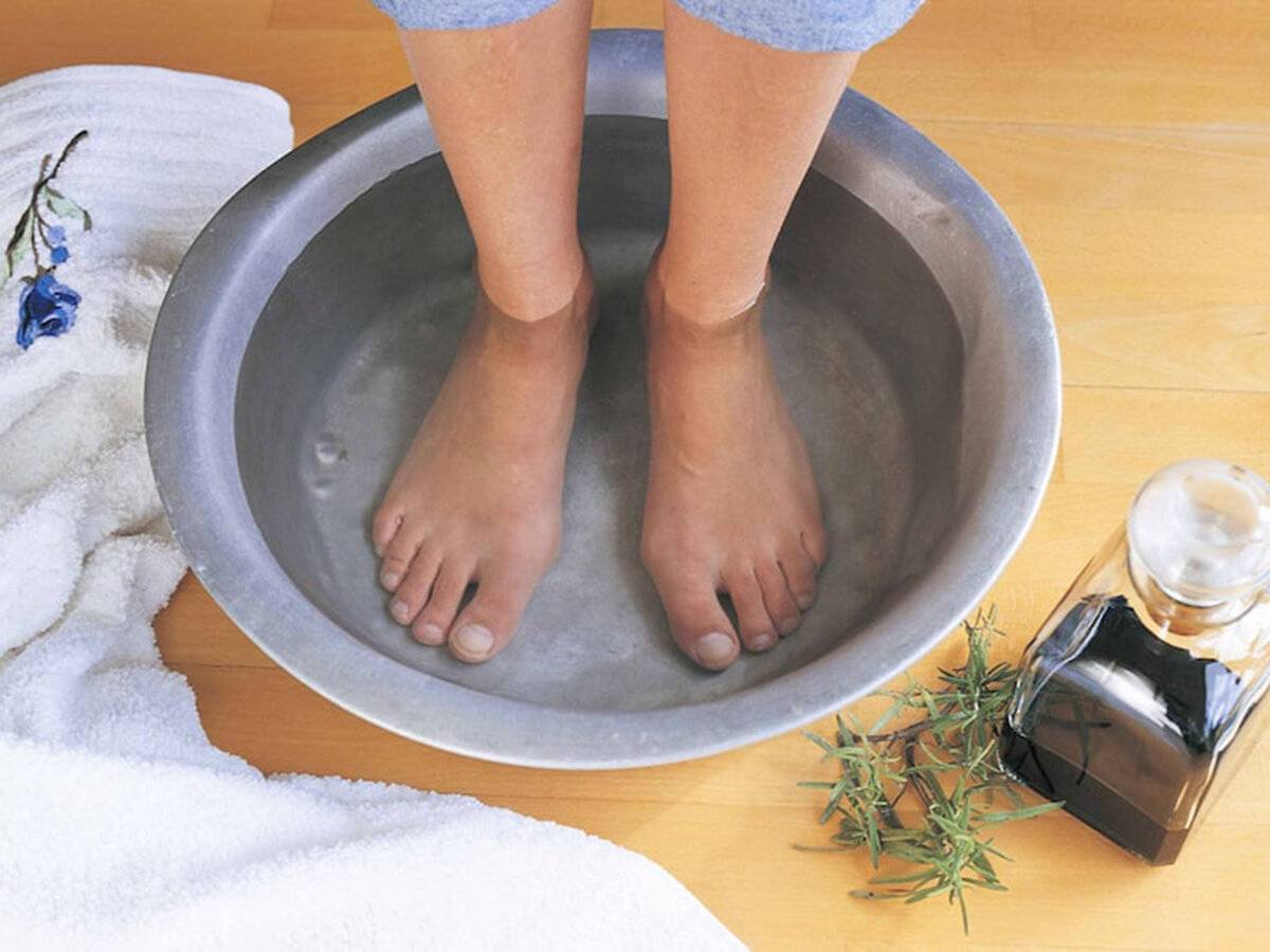 Купаться при простуде. Ножная ванна для ног. Ноги в тазике с горячей водой.