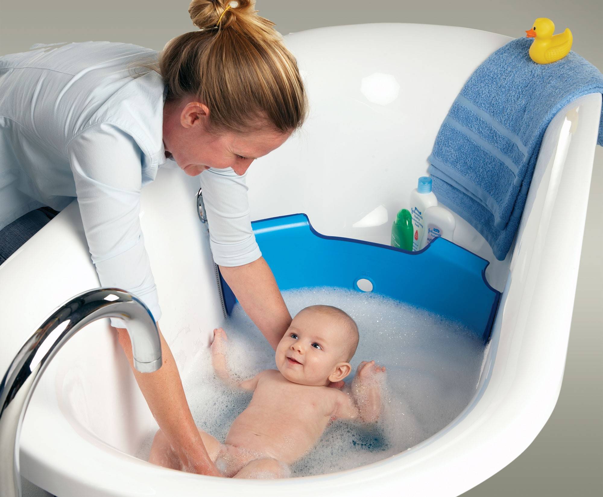 При температуре можно горячую ванну. Пуканье новорожденного. Купание новорожденного ребенка. Гигиеническая ванна новорожденного. Малыш в ванне.