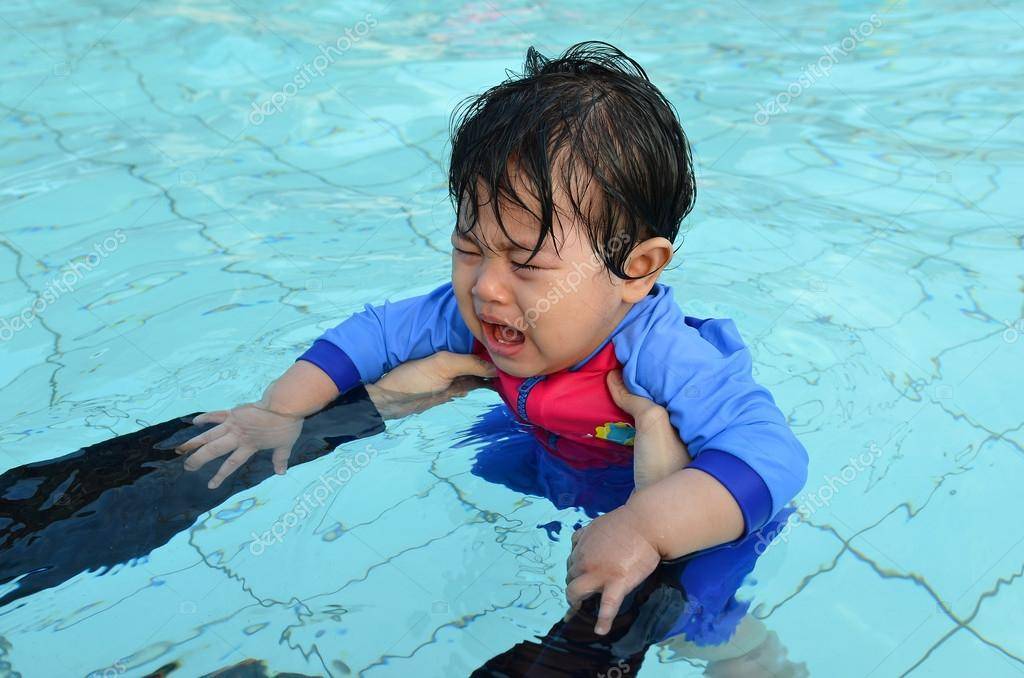 Ребенок боится воды: как преодолеть страх?