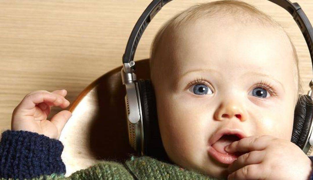 1 музыкальный слушать. Ребенок слушает. Моцарт для детей. Музыкотерапия. Дети СЛУШАЮТ музыку.