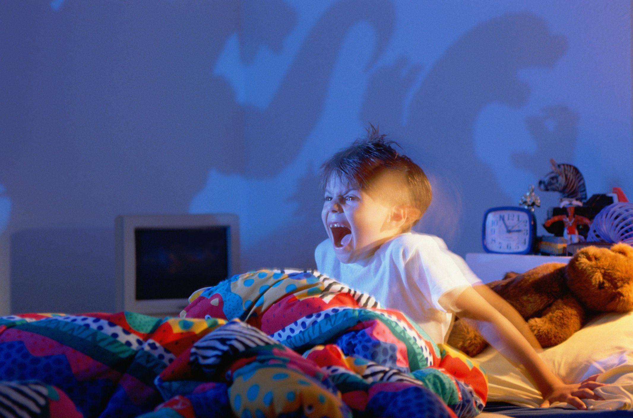 Ребенок ночью просыпается и кричит в истерике - что делать?