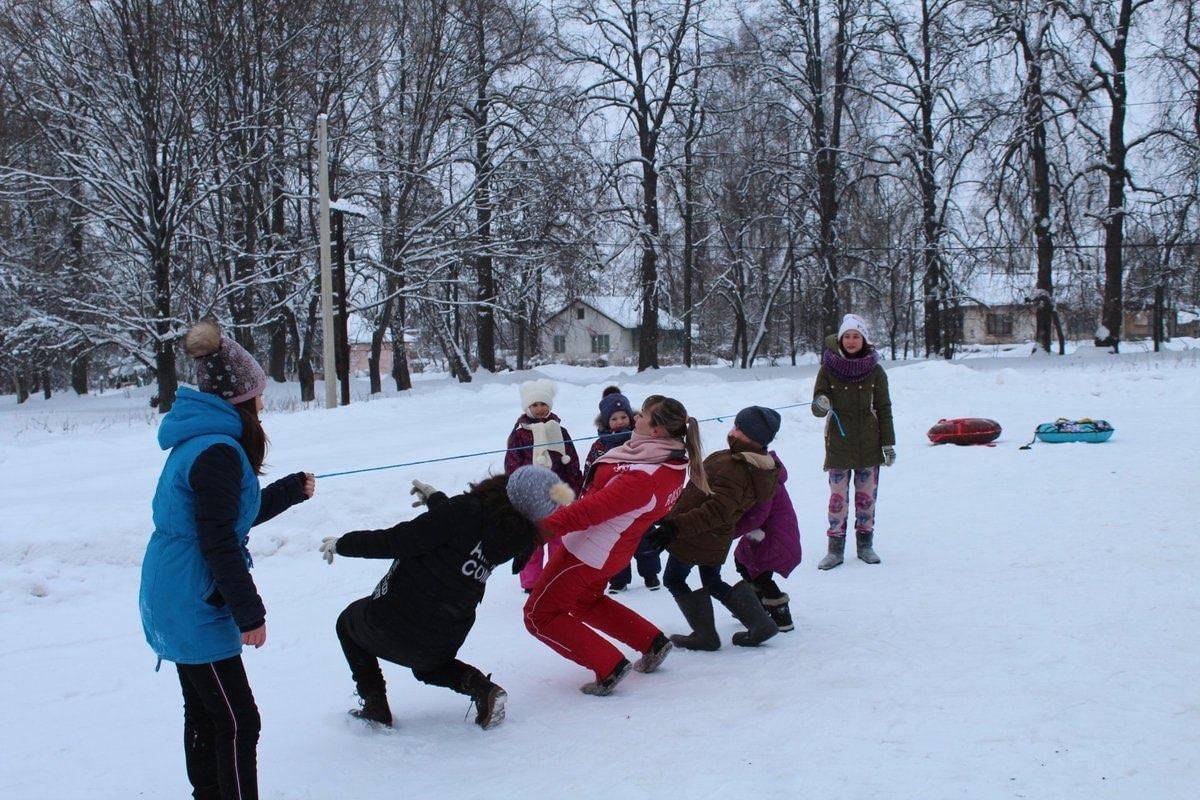 Зимние забавы. Зимние развлечения. Зимние развлечения на свежем воздухе для детей. Забавы для детей на улице зимой. Новая зимняя игра