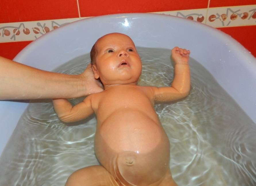 Купание грудничка. Купание малыша в ванночке. Для купания новорожденных. Ванночка для купания новорожденного. Купание после температуры