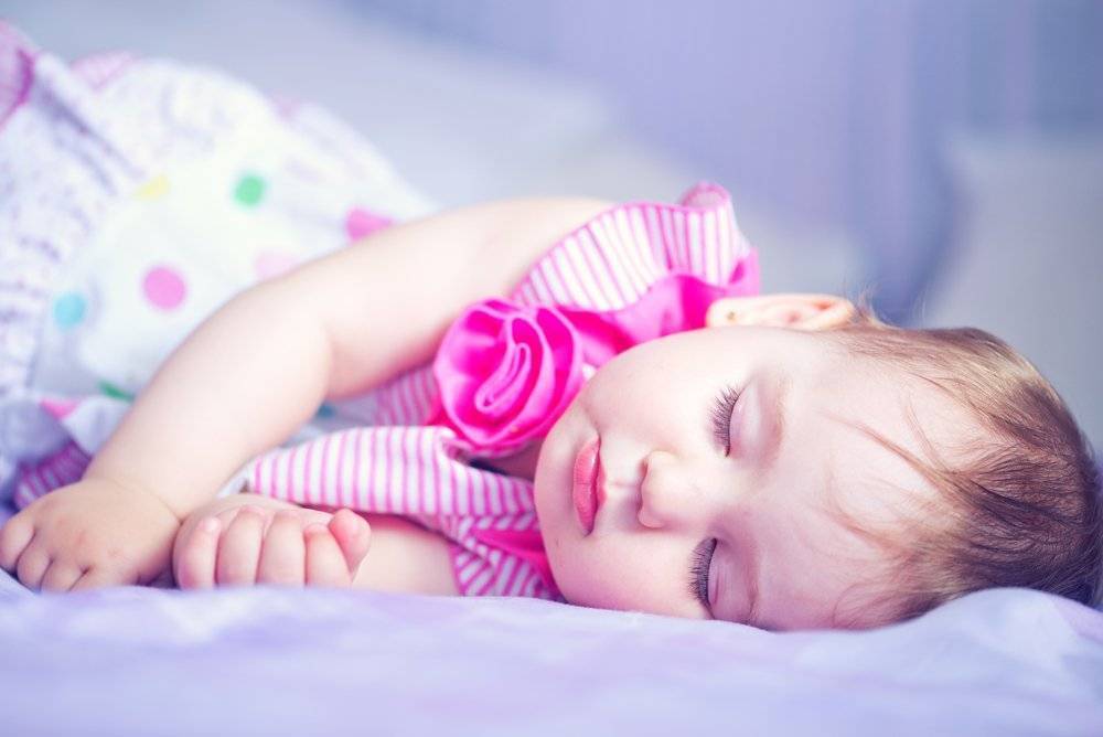 Почему вздрагивает во сне новорожденный?