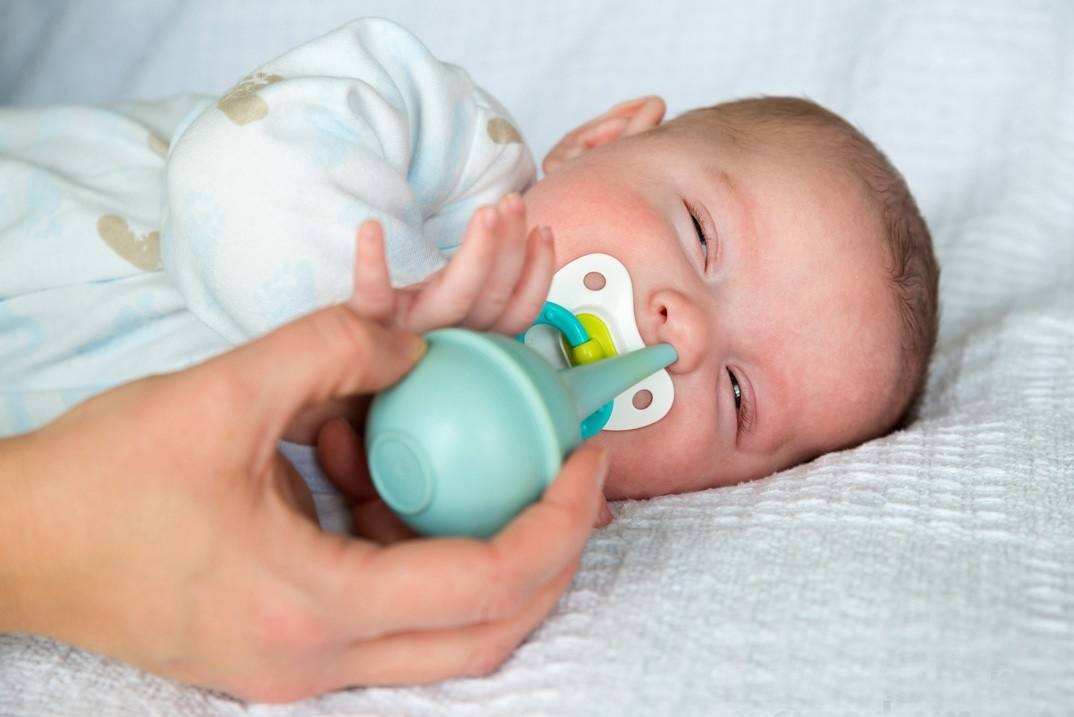 Новорожденный хрюкает носом. что делать?