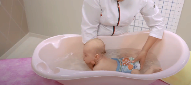 Температура для купания новорожденных в ванночке. Ванночка для грудничка. Температура для купания новорожденного ребенка в ванночке. Позы для купания новорожденного. Температура воды для купания новорожденного ребенка.