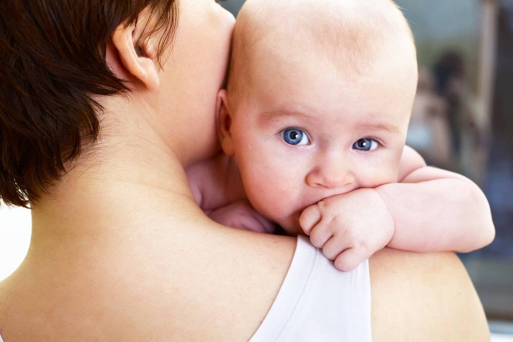 Икота у новорожденных детей: почему малыш икает после кормления, как помочь ребенку?