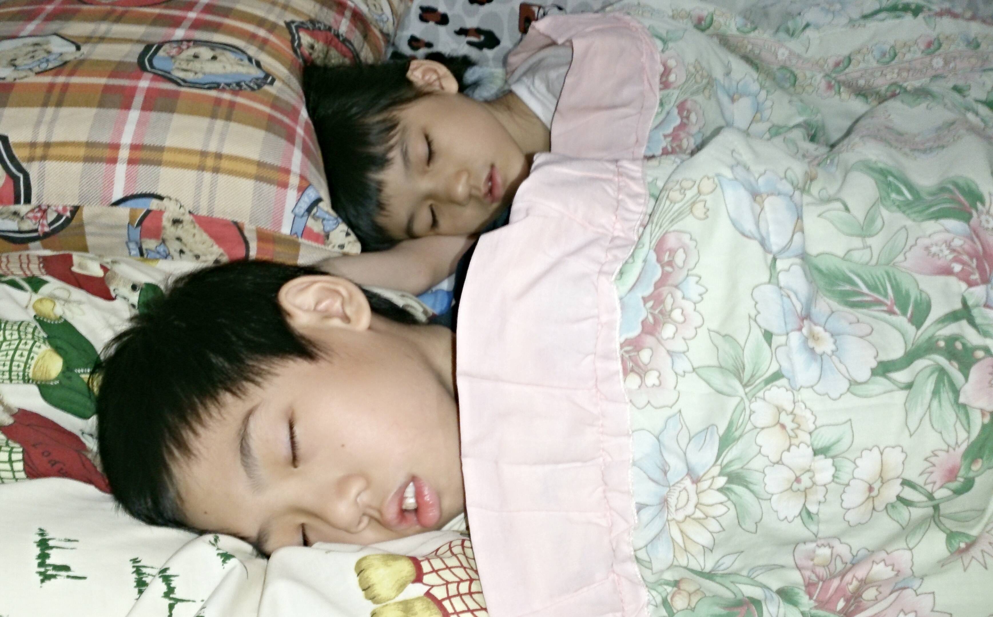 Почему ребенок спит с приоткрытыми глазами: что это значит, причины, мнение комаровского