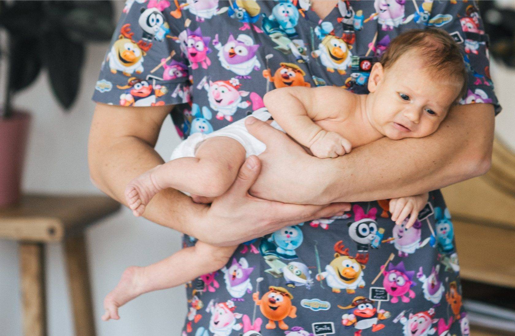 Как правильно носить новорожденного на руках: лучшие позы ~