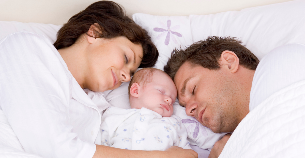 Совместный сон с ребенком. Ребенок в постели с родителями. Мама папа и ребенок в кровати.
