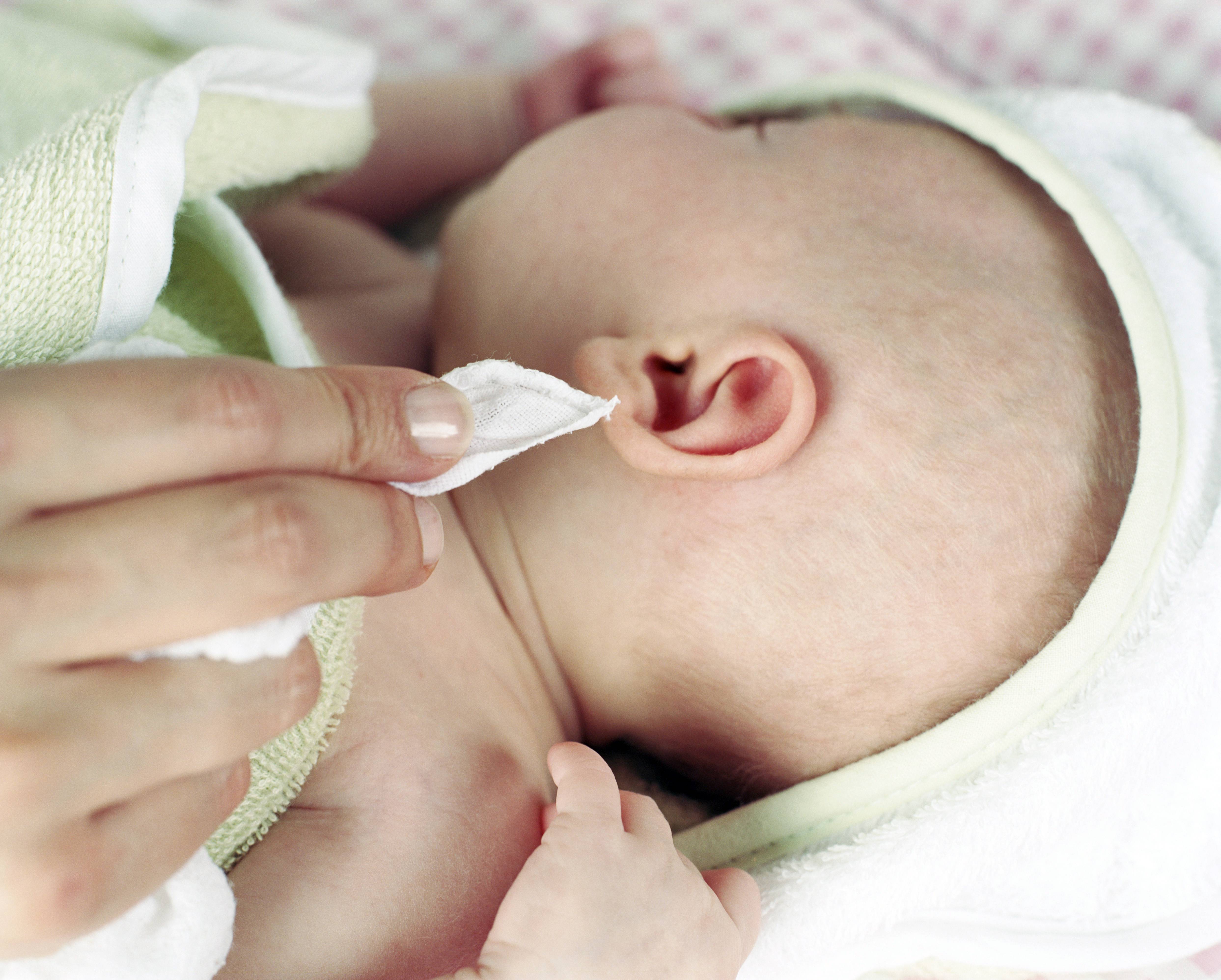 Как правильно чистить новорожденному носик и уши? видео урок.