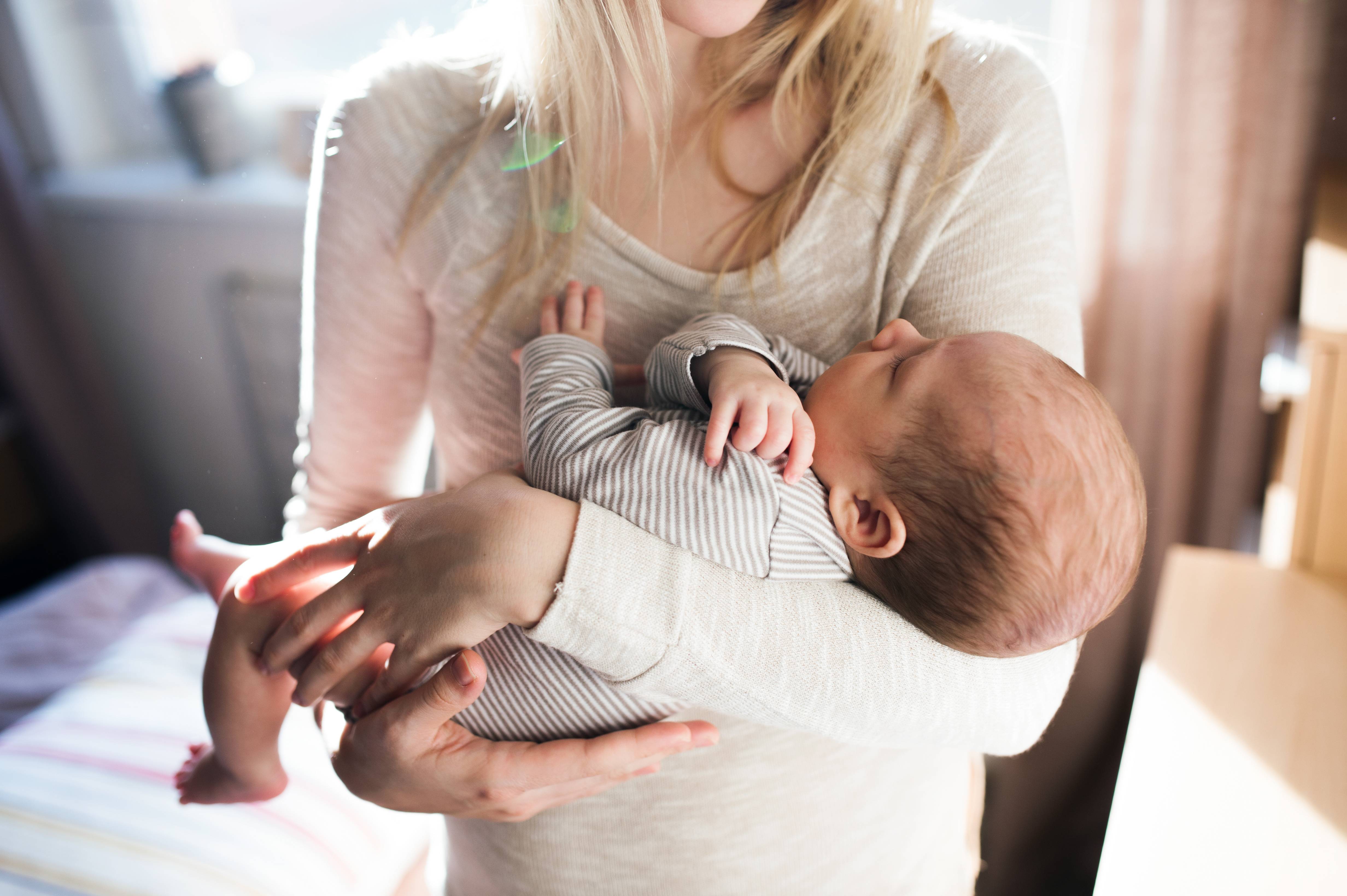 Молодая мама блондинка. Мама с ребёнком на руках. Новорожденный на руках. Женщина с ребенком. Мама с малышом на руках.