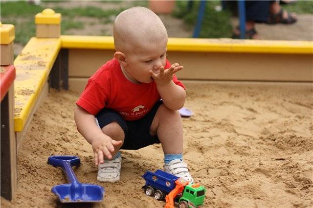 Почему ребенок ест песок и землю, чего не хватает организму и что делать, если малыш его наелся?