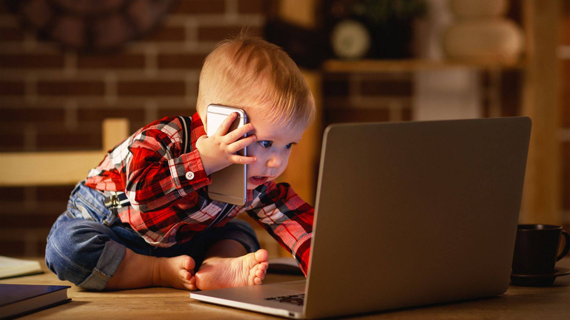 Мальчик сидит в телефоне. Ребенок за компьютером. Компьютер для детей. Маленький компьютер для детей. Ребенок за ПК.