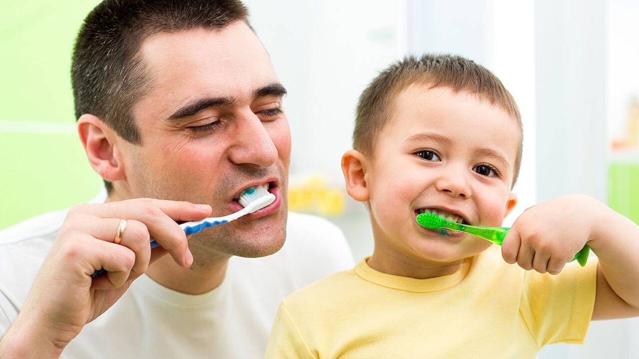 Когда начинать чистить зубы ребенку и как приучить