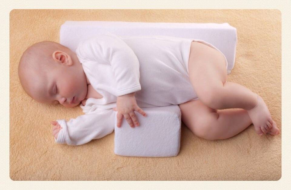 Почему новорожденный лежит. Позиционер для сна новорожденного. Позы для сна новорожденного. Животик новорожденного. Валик для сна на боку ребенку.