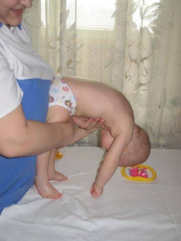 Почему новорожденный выгибается. Массаж детям. Массаж ребёнку 10 месяцев. Массаж на ножках для грудничков в 10 месяцев. Массаж детям до 1 года.
