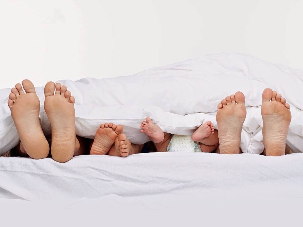 Как отучить ребенка спать с родителями: за и против, комаровский, советы родителям, видео