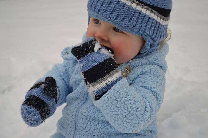 Ребенок ест снег? расскажем почему и что с этим делать