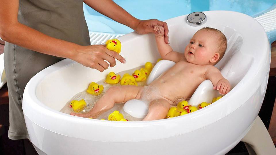 Ванная для купания детей. Ванночка для купания новорожденного. Детские ванночки для купания новорожденных. Малыш в ванне. Купание в большой ванной