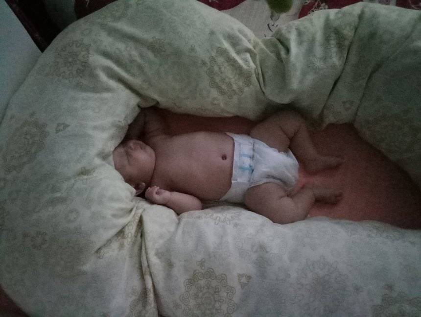 Почему новорожденный лежит. Спящий грудничок на спине. Животик новорожденного. Сон младенца на животе.