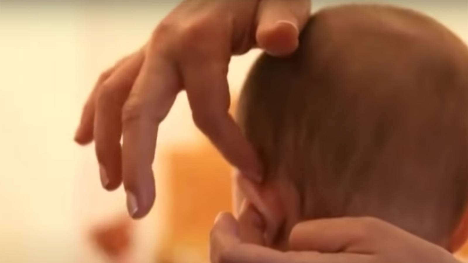 Ребенок в 3 месяца сосет кулак | уроки для мам