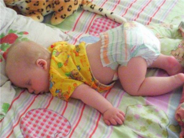 Ребенок во сне переворачивается на живот и просыпается в 4-6 месяцев: что делать