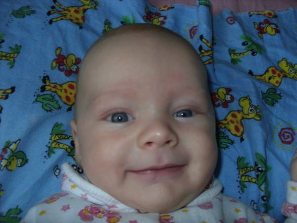 Первая улыбка малыша: когда ожидать и как заслужить?