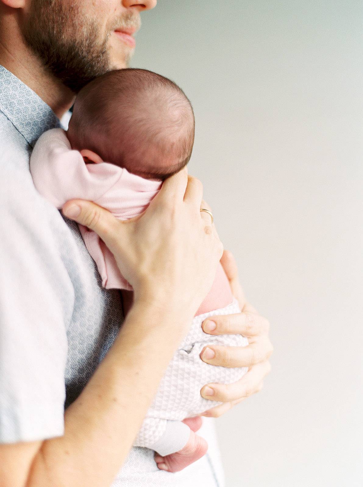 Как держать на руках новорожденного ребенка