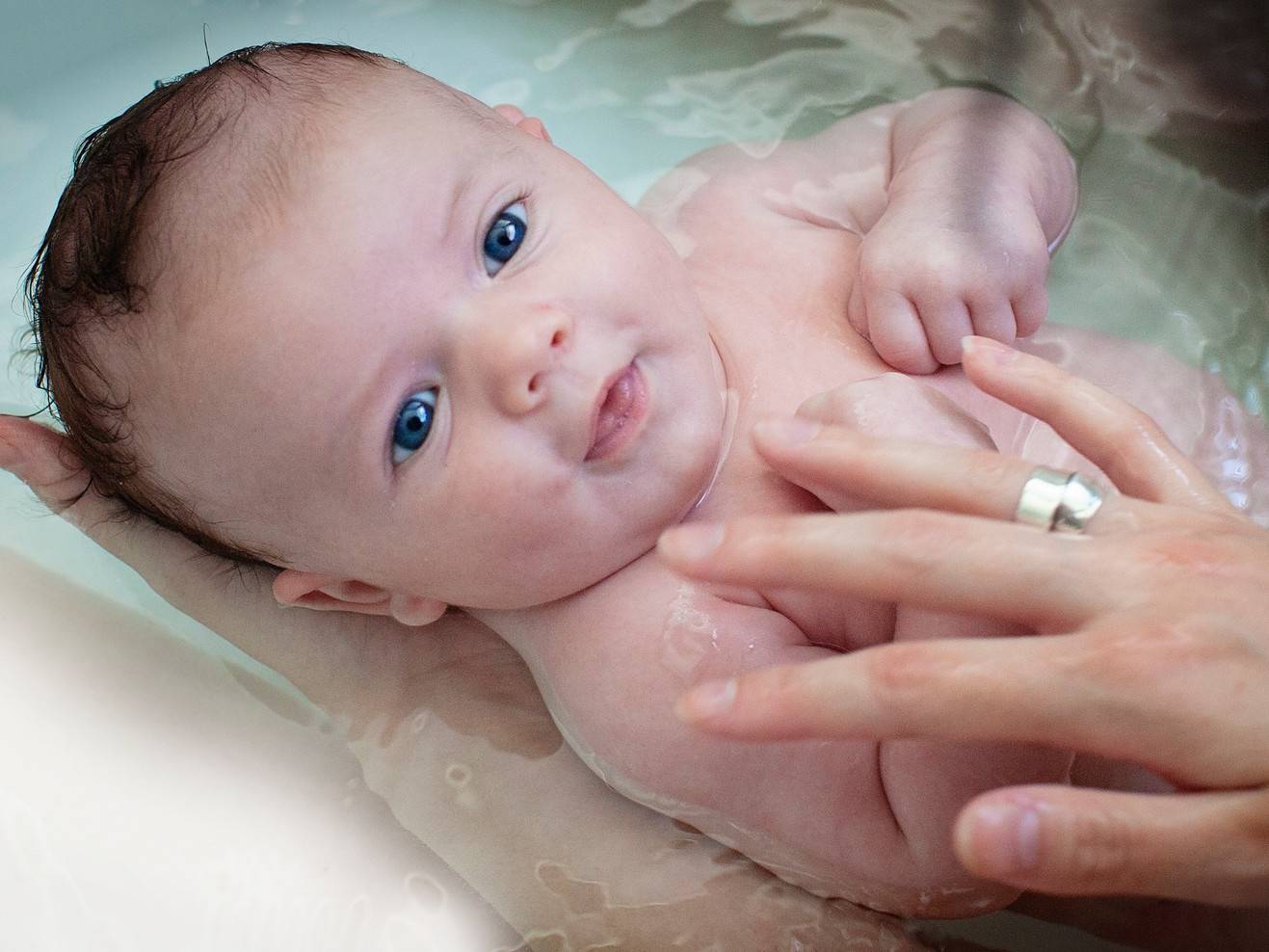 При купании новорожденного вода попадает. Вода в уши новорожденному при купании. Ушки у новорожденных при купании. Попала вода в ухо новорожденному при купании. Новорожденному в ушки попала вода.