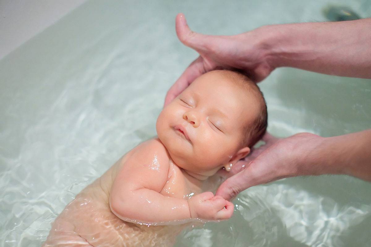 Как купать новорожденного ребенка первый раз дома | первое купание новорожденного малыша после роддома