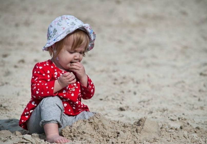 Почему ребенок ест землю и песок, чего не хватает организму и что делать?