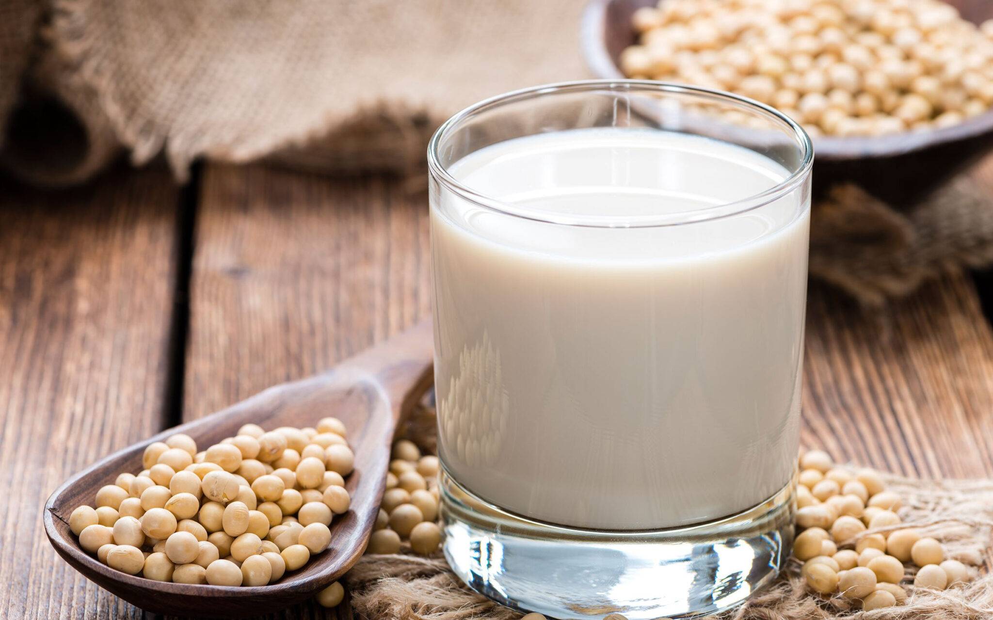 Полезно ли при грудном вскармливании соевое молоко?