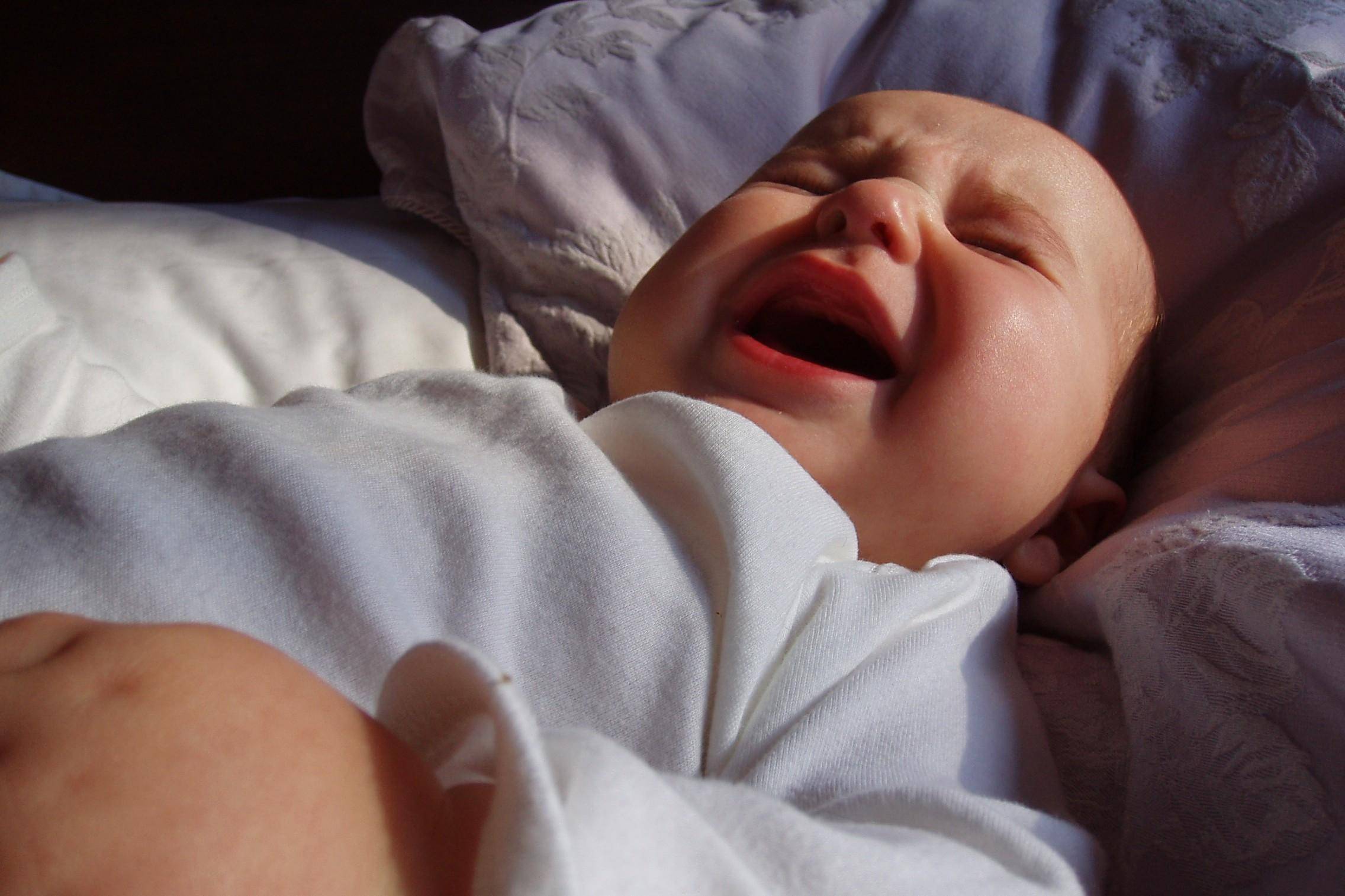 Новорожденный беспокойно спит: причины, нормы сна, советы