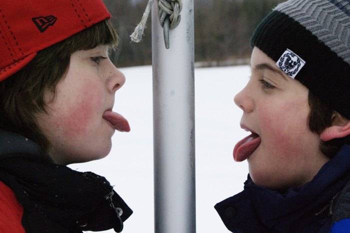Ребенок на морозе прилип к металлу языком – что делать, и будут ли последствия