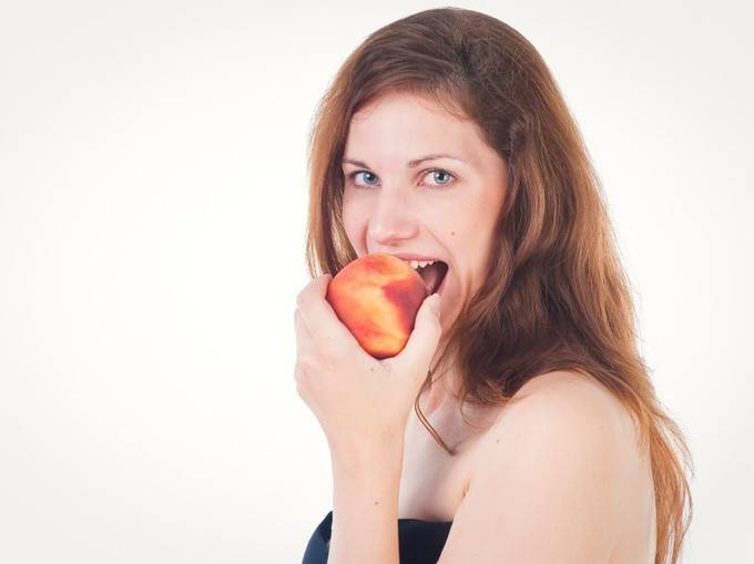 Персики при беременности: можно ли есть в 1, 2, 3 триместре, польза и вред, аллергия, противопоказания