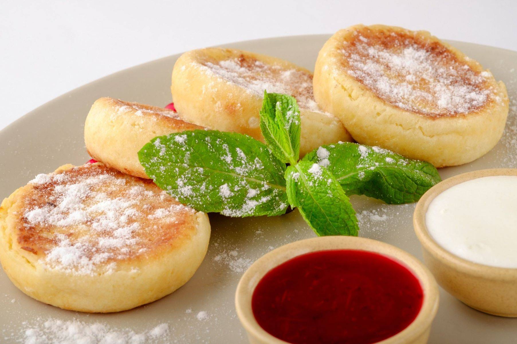 Сырники ребенку из творога от 1 года: вкусные рецепты на пару, в духовке, в мультиварке и сковороде