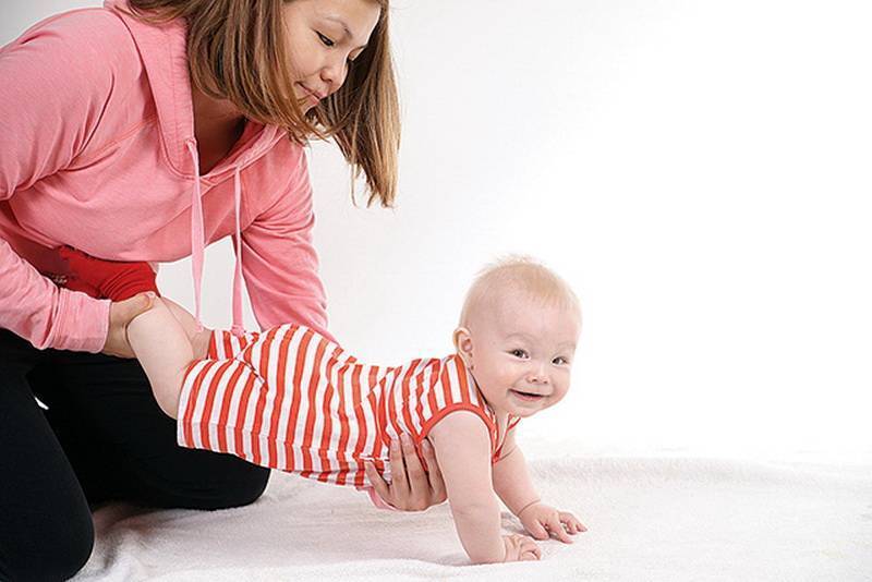 Когда ребенок начинает ползать: как научить грудничка в 4, 5, 6, 7, 8, 9 месяцев передвигаться на четвереньках и по-пластунски, а также комплекс упражнений