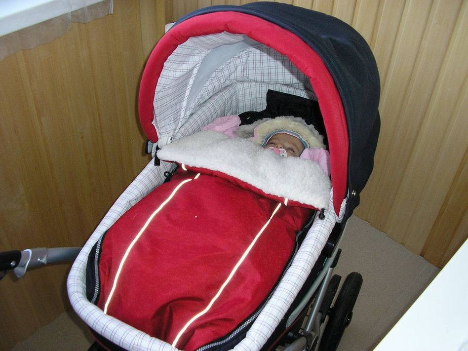 Коляска для зимы. Ребенок в коляске зимой. Новорожденный ребенок в коляске зимой. Коляска "малыш".