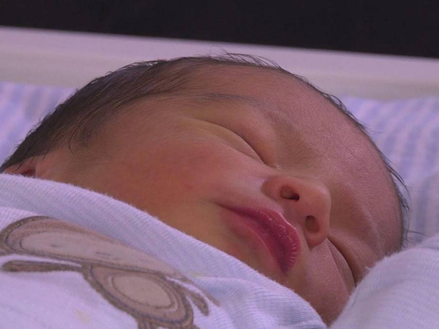 Новорожденный, засыпая, закатывает глаза: есть ли причины волноваться?