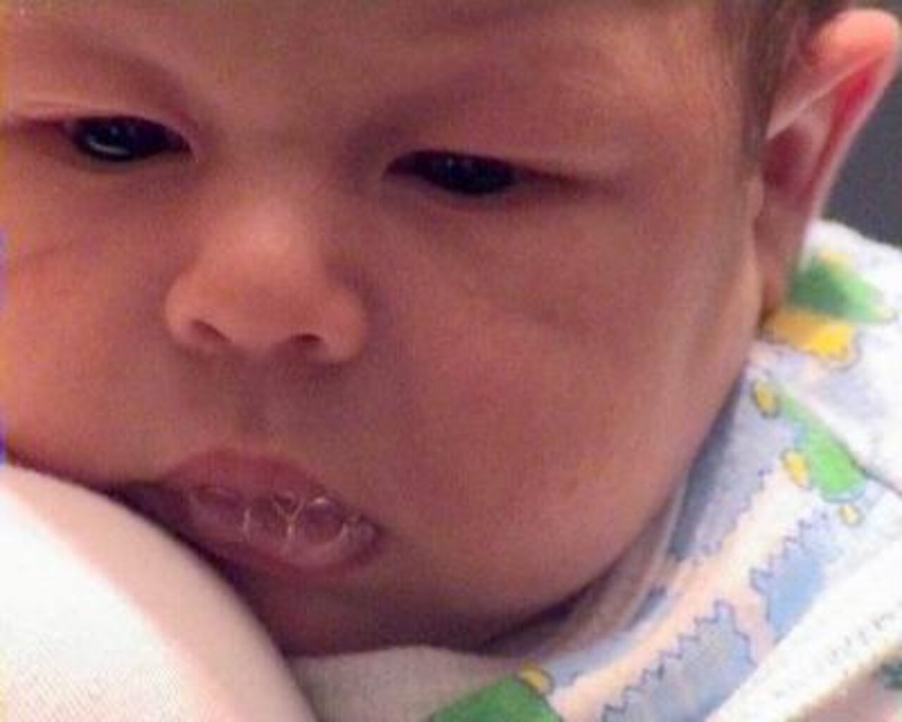 Почему у новорожденных слюни. У новорожденного ребенка слюни пузырями у грудничка. Слюни в 2 месяца у грудничка.