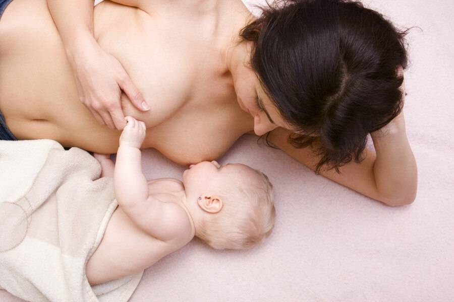 Ребенок теребит грудь