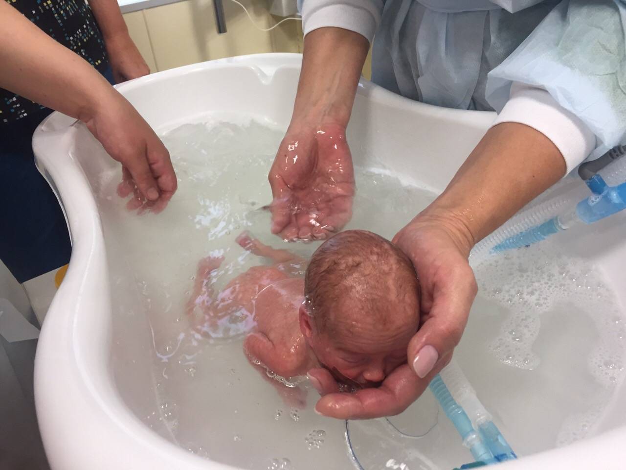 Первая гигиеническая ванна. Купание младенца. Купание новорожденного ребенка. Купание малыша после роддома. Купание новорожденного первый.