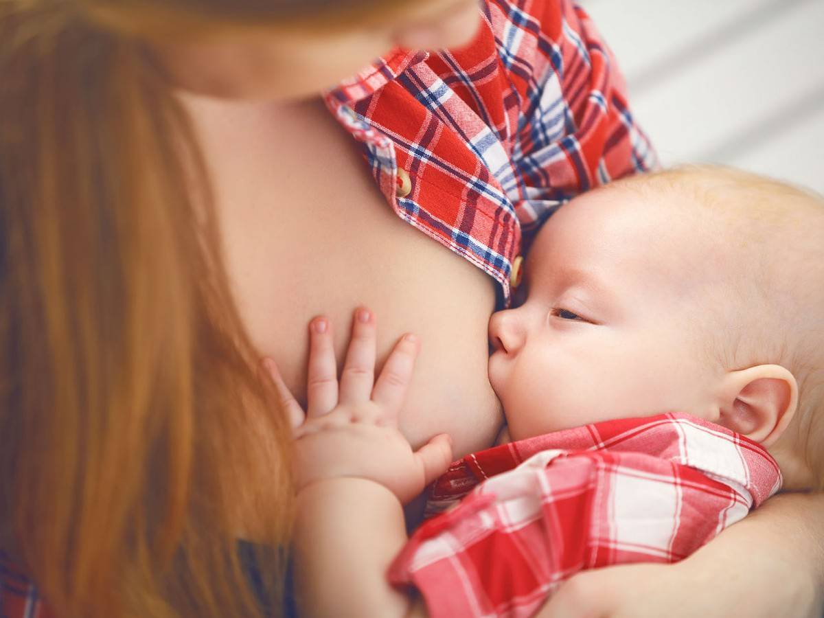 Как отучить ребенка теребить вторую грудь?